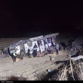 سقوط اتوبوس از ارتفاع 5 متری در دنا؛ 13 نفر مصدوم شدند