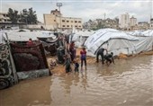 آوارگان غزه در میان سیل و طوفان/ یک نوزاد 8 ماهه بر اثر سرما جان داد