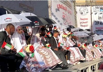 «رخت شادی» بر تن غزه؛ مراسم ازدواج 54 زوج فلسطینی در میان ویرانههای خان یونس
