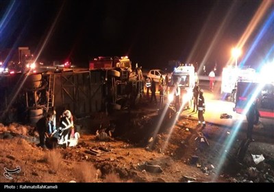 گزارش تصویری واژگونی اتوبوس در محور اصفهان-نطنز