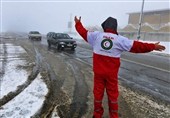رهاسازی 30خودروی گرفتار در برف و کولاک/ تداوم امدادرسانی و آمادهباش هلالاحمر در استانهای درگیر
