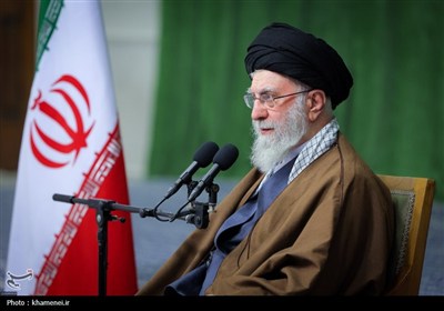 الامام الخامنئي يؤكد ضرورة تبيين دوافع وقيم فترة الدفاع المقدس لجيل الشباب
