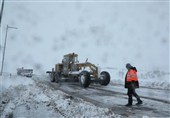 بارش برف و لغزندگی چند جاده را در استان سمنان مسدود کرد