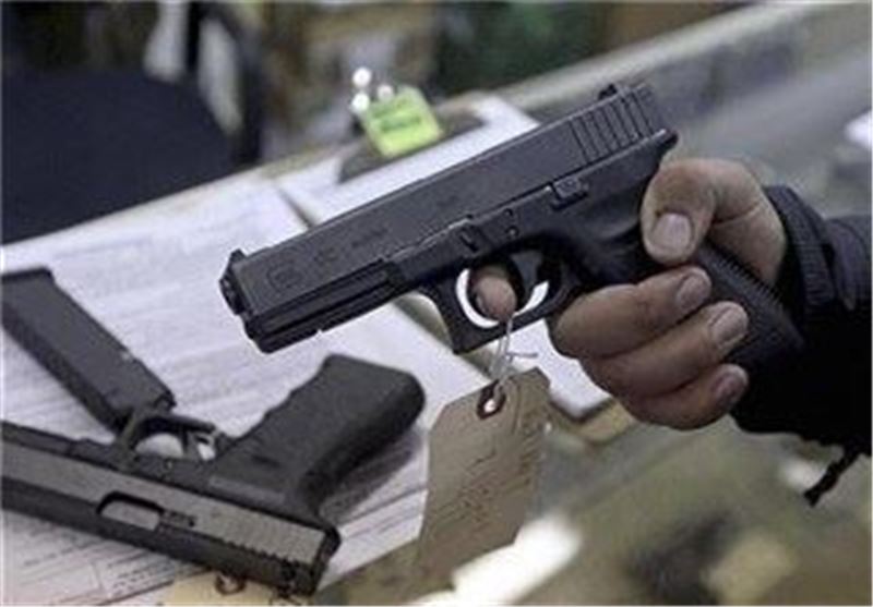 دستگیری فروشنده اسلحه در خیابان کریمخان و کشف 100 سلاح