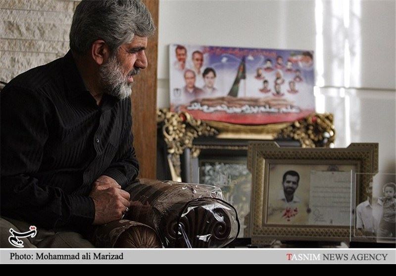 پدر شهید احمدی‌روشن در مراسم یادواره شهدای هسته‌ای تجلیل شد