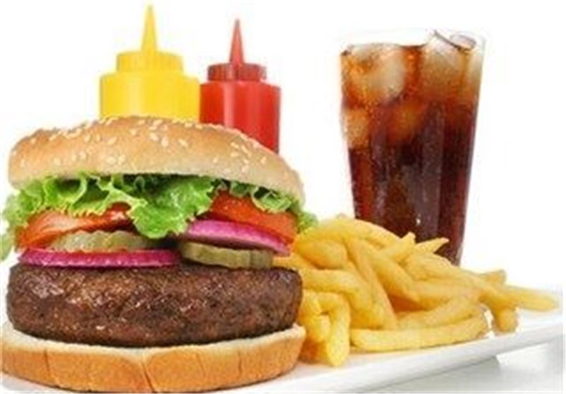مصرف غذاهای فست فود سبب بروز بیماری‌های پنهان می‌شود