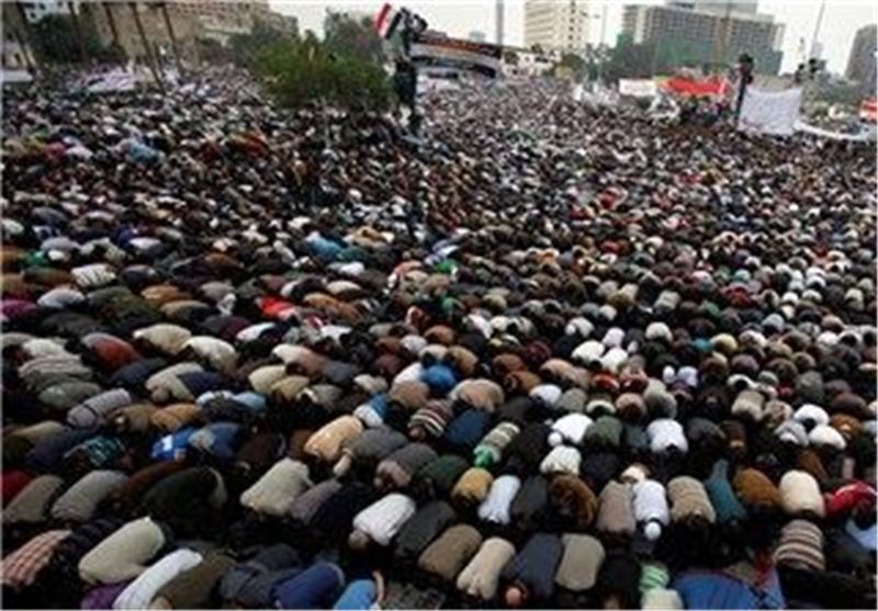 اقامه نماز در میدان التحریر قاهره در مصر