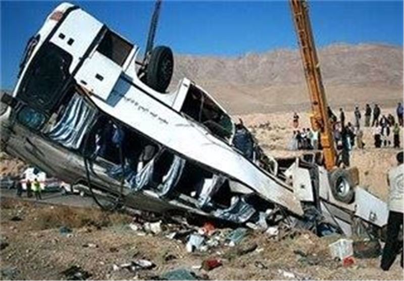 تصادف اتوبوس و کامیون در محور شیراز-کرمان 27 زخمی داشت