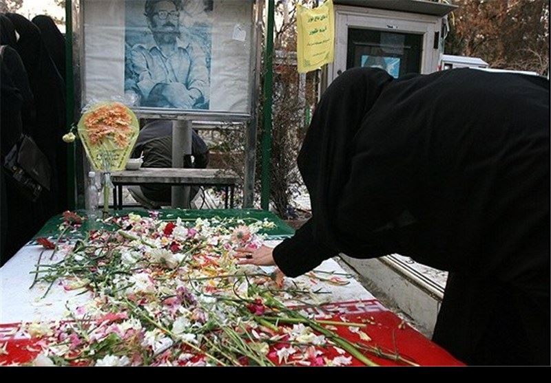 غبار روبی و عطر افشانی قبور شهدا در ریگان کرمان