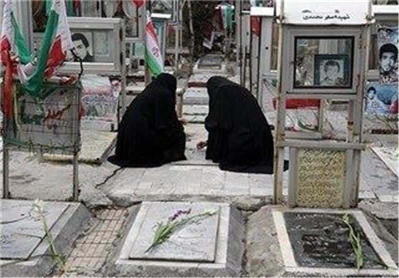 غبارروبی از گلستان شهدای اصفهان به مناسبت روز ارتش برگزار می‌شود