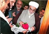 چفیه امام خامنه‌ای به خادمان شهدای خوزستان اهدا شد