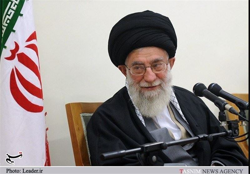 امام خامنه‌ای در منزل یکی از شهدای اغتشاشات اخیر تهران حضور یافتند