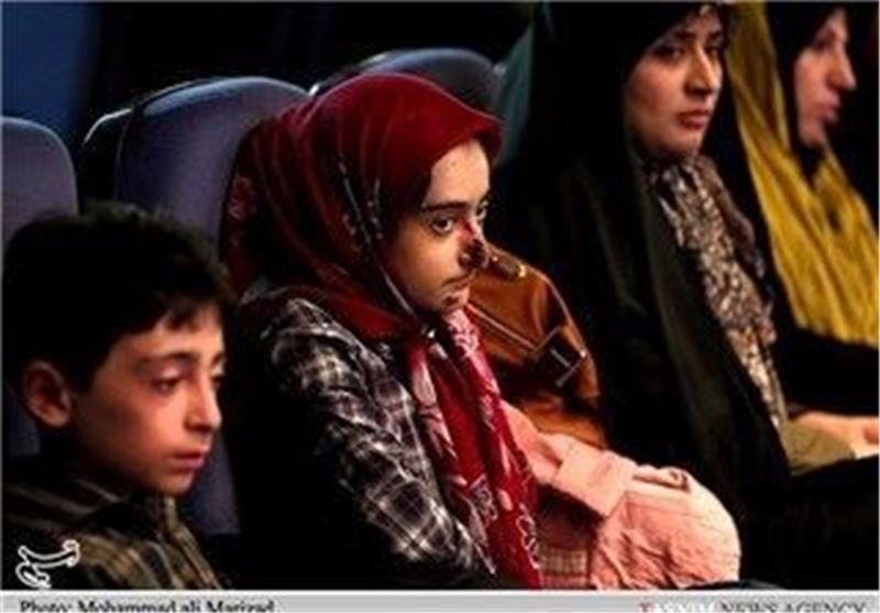 دختر 4 ساله‌​ای که شاخه درخت از بدنش بیرون می​‌زند