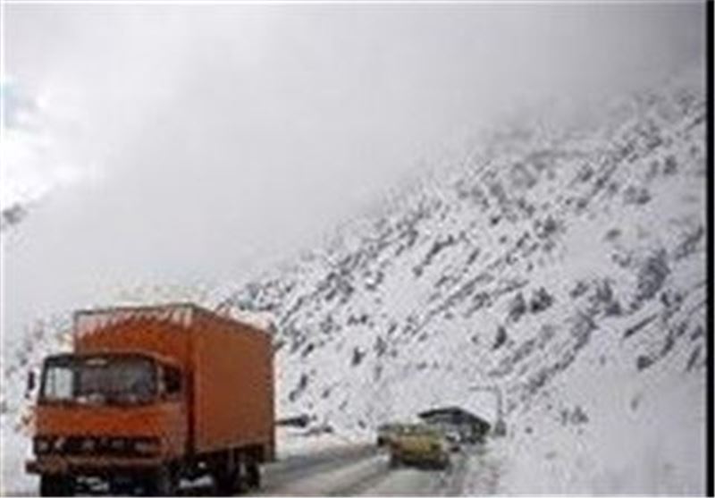 ادامه بارش برف در جاده‌های استان زنجان