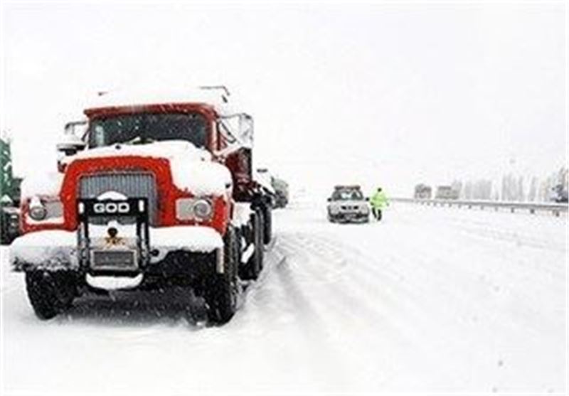 196 خودروی گرفتار در برف و کولاک اردبیل را نجات دادند