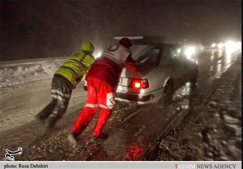 بارش برف 100 خودرو را در آذربایجان غربی از جاده خارج کرد