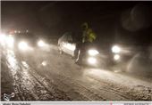 نجات سرنشینان 28 خودروی گرفتار در برف در نطنز