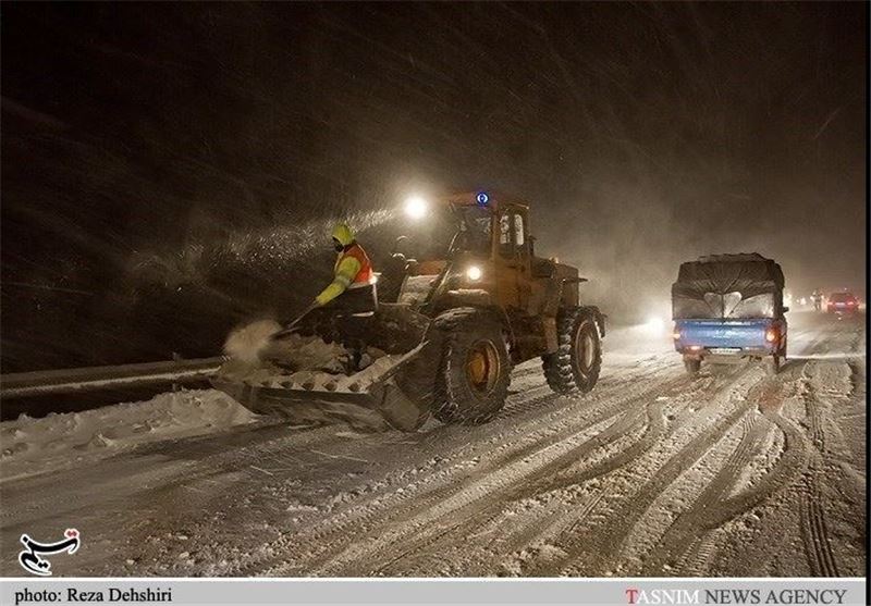 جاده چالوس یکطرفه شد/برف و باران در جاده‌های 25 استان
