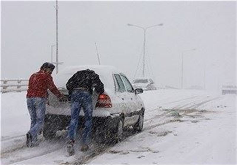 قطع راه ارتباطی 276 روستای سقز به دلیل بارش سنگین برف