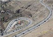 ترافیک در محورهای چالوس و فیروزکوه همچنان نیمه‌سنگین است