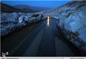 جاده‌های آذربایجان‌غربی به علت بارش برف لغزنده است
