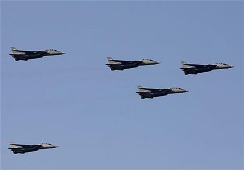 رژه هوایی جگنده‌های ارتش در آسمان تهران