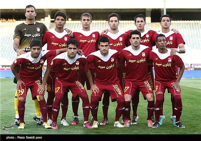 دیدار تیم های فوتبال استقلال و گهر درود