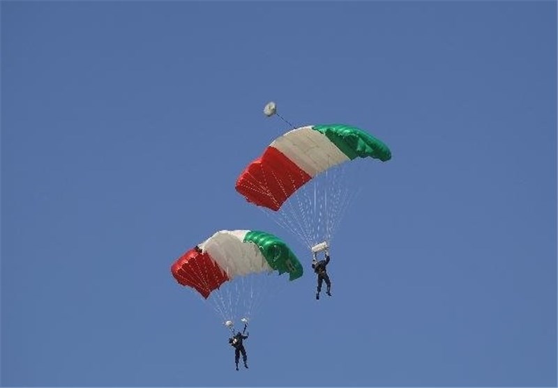 نمایش هوایی چتربازان تیپ 65 نوهد بر فراز میدان آزادی