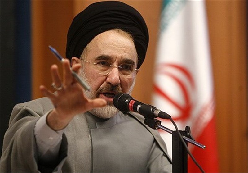 کنایه محمد خاتمی به میرحسین موسوی: اصلاحات از طریق همین قانون اساسی میسر است