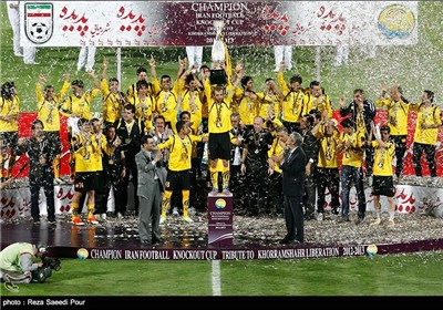اهدای جام فینال حذفی به تیم سپاهان