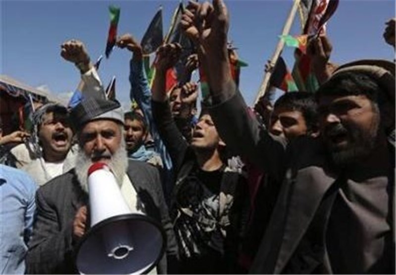 Abdullah&apos;s Supporters Demonstrate Near Afghan Presidential Palace
