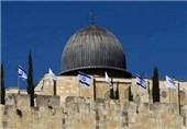 سور المسجد الأقصى یعلوه عدد کبیر من أعلام «اسرائیل» .. وشیخ الأقصى یستغیث !!