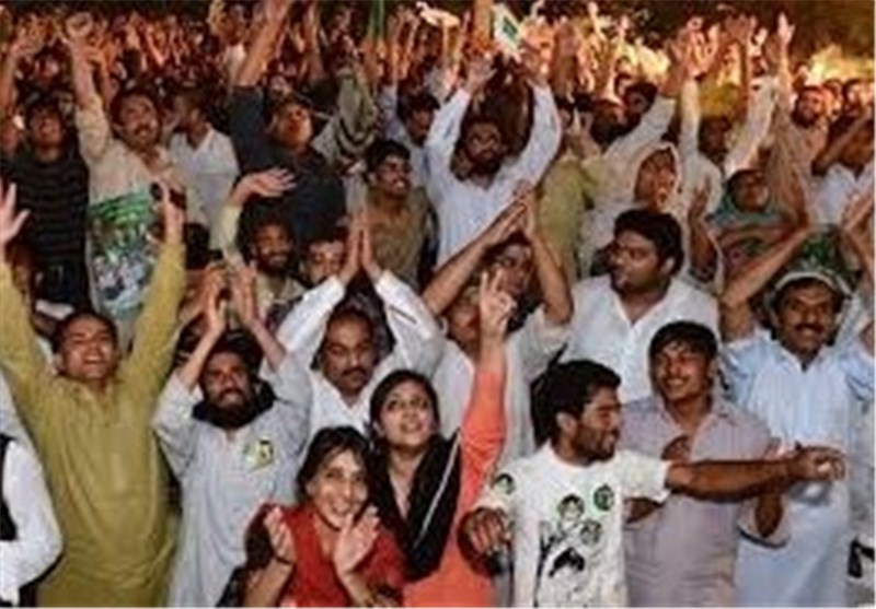 شادی هواداران شریف پیش از اعلام نتایج نهایی انتخابات پاکستان
