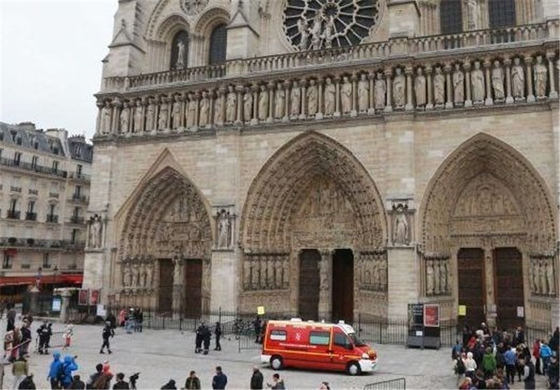 French Police Shoot Attacker Outside Notre Dame in Paris