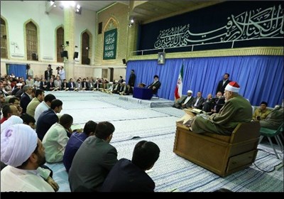 الإمام الخامنئی یستقبل المشارکین فی مسابقة القرآن الکریم الدولیة فی طهران