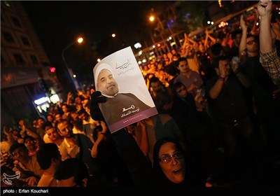 شادی هواداران حسن روحانی پس از اعلام نتایج انتخابات