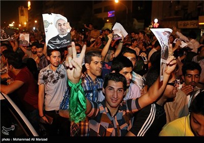 شادی هواداران حسن روحانی پس از اعلام نتایج انتخابات