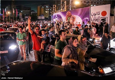 شادی هواداران حسن روحانی در تهران پس از اعلام نتایج انتخابات