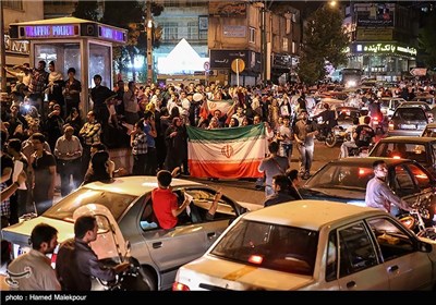 شادی هواداران حسن روحانی در تهران پس از اعلام نتایج انتخابات