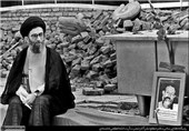 اقتدای شهید بهشتی به آیت‌الله خامنه‌ای+تصویر
