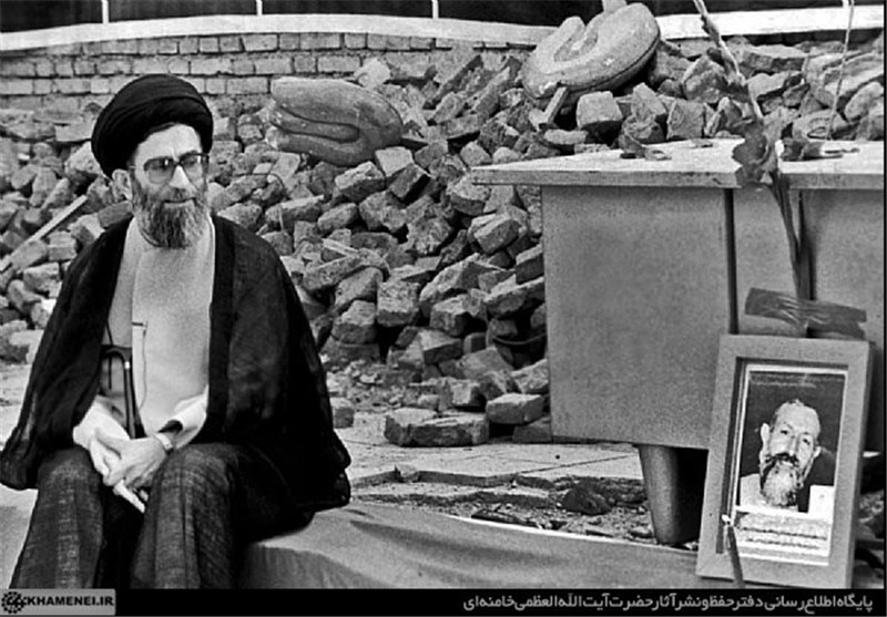 اقتدای شهید بهشتی به آیت‌الله خامنه‌ای+تصویر