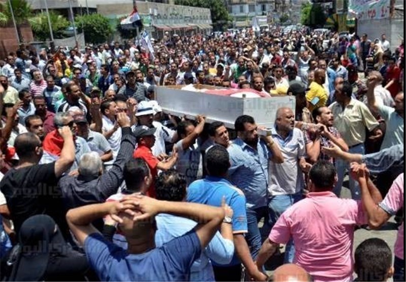 الآلاف من المصریین یشیعون جنازة ضحیة انفجار بورسعید وسط هتافات معادیة لمرسی و«الإخوان»
