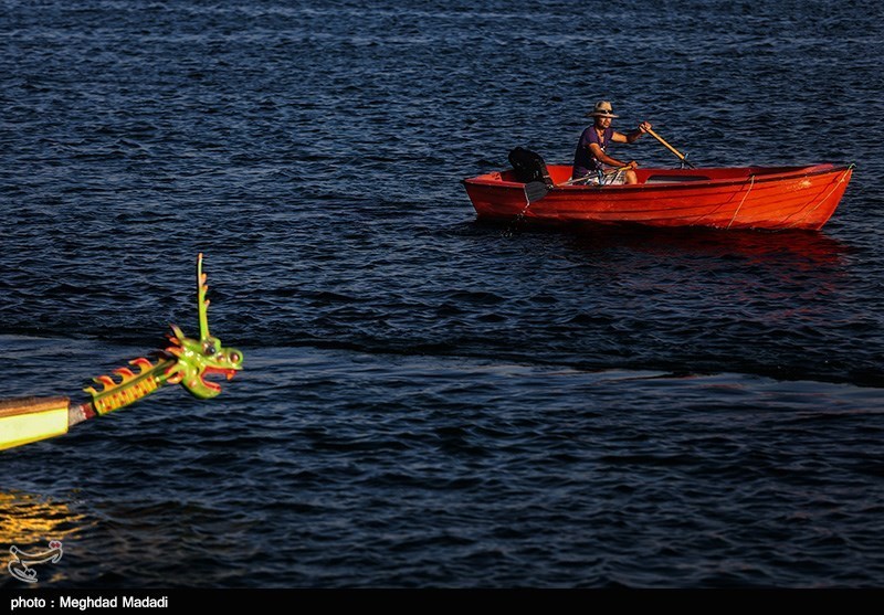 انسداد بخشی از معبر شرقی دریاچه شهدای خلیج فارس به دلیل نشتی لوله آب + عکس