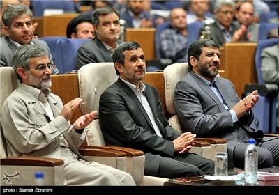 محمود احمدی نژاد رئیس جمهور، عزت الله ضرغامی و غلامحسین الهام در مراسم نکوداشت هشت سال تلاش جهادی