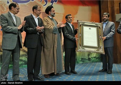  تجلیل از محمود احمدی نژاد رئیس جمهور به پاس هشت سال تلاش جهادی در صدا و سیما