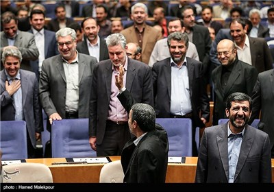 محمود احمدی نژاد رئیس جمهور هنگام ورود به مراسم نکوداشت هشت سال تلاش جهادی