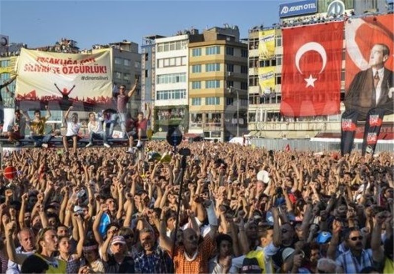 People in Turkey Protest against Egyptian Crackdown