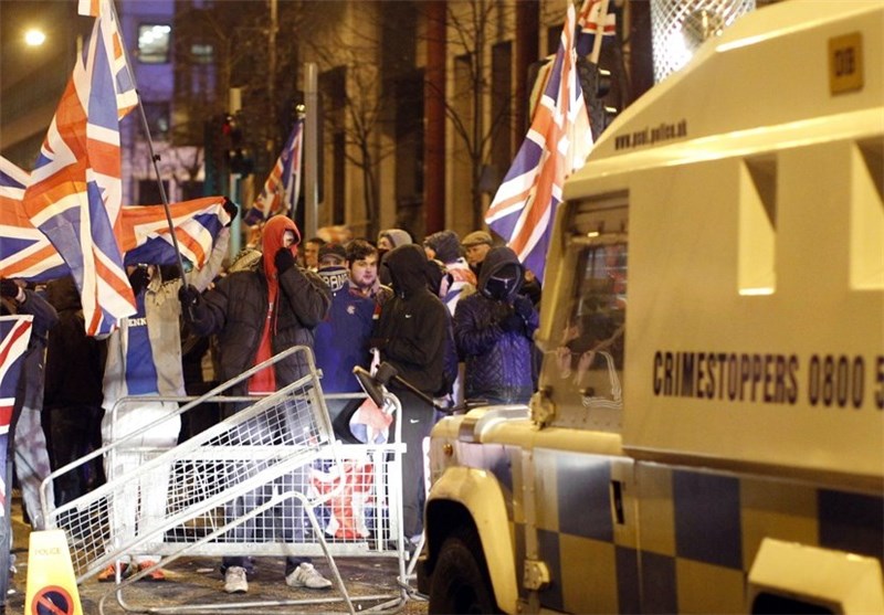 7 پلیس ایرلندی در درگیری با معترضین زخمی شدند
