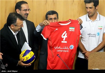 محمود احمدی نژاد رئیس جمهور در حاشیه جلسه هیئت دولت از کادر فنی و بازیکنان تیم ملی والیبال تقدیر کرد