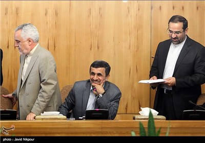 محمود احمدی نژاد رئیس جمهور در حاشیه جلسه هیئت دولت از کادر فنی و بازیکنان تیم ملی والیبال تقدیر کرد
